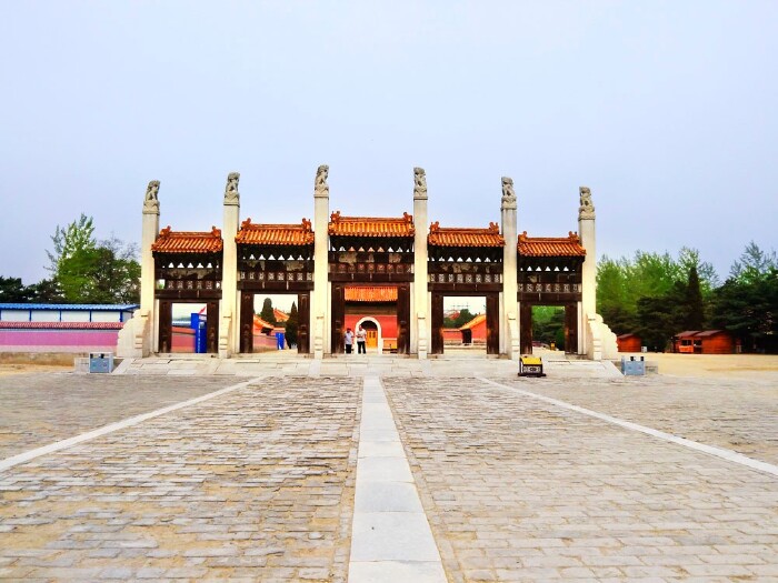 光绪帝的崇陵在整个清西陵最东边,其规模虽不如泰陵那样庞大,没有大