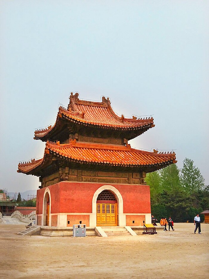 光绪帝的崇陵在整个清西陵最东边,其规模虽不如泰陵那样庞大,没有大