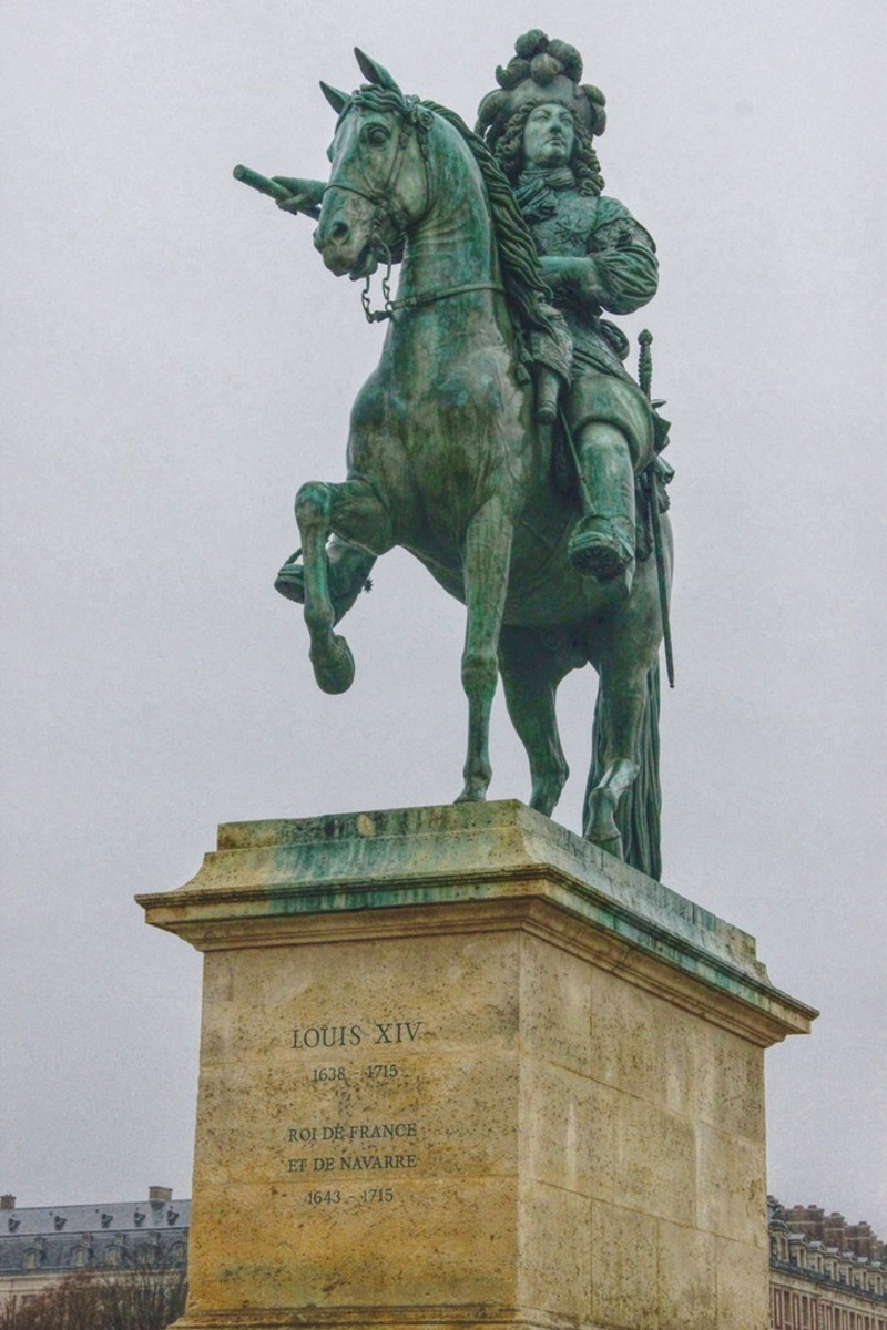 凡尔赛宫门前高高矗立的是路易十四骑马青铜雕像