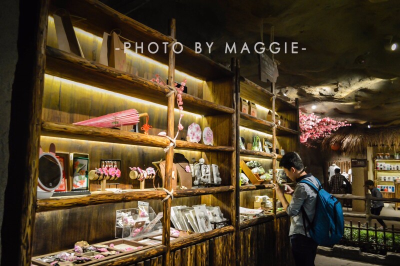 景区出口处是一些纪念品商店,风格也很复古,售卖商品皆品位不俗