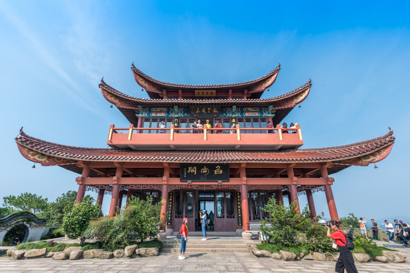 山顶的白云阁是个赏景的好地方,白云阁二楼