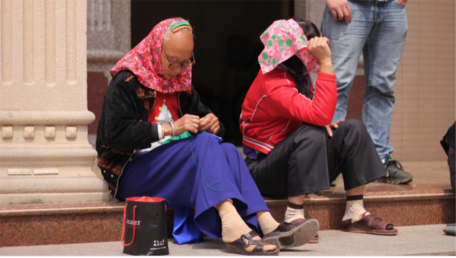 在门口织绢辛苦一生的惠安老奶奶