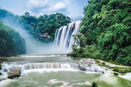 <贵州黄果树瀑布-布依古寨-荔波大小七孔-下司古镇-千户苗寨双飞5日游>南京起止，29人精致小团，升级陆地头等舱，含全部景交，全天豪车接机