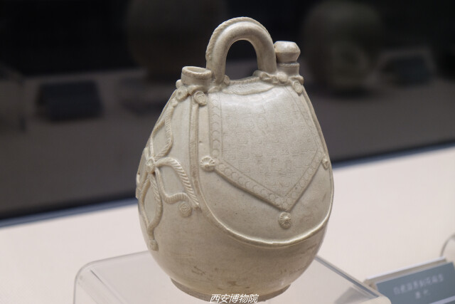 细致的唐代白瓷皮囊形壶