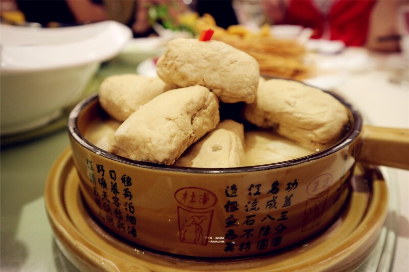 诸暨特产:马剑豆腐包,豆腐里包着肉馅,不知道肉是怎么放进整块的豆腐
