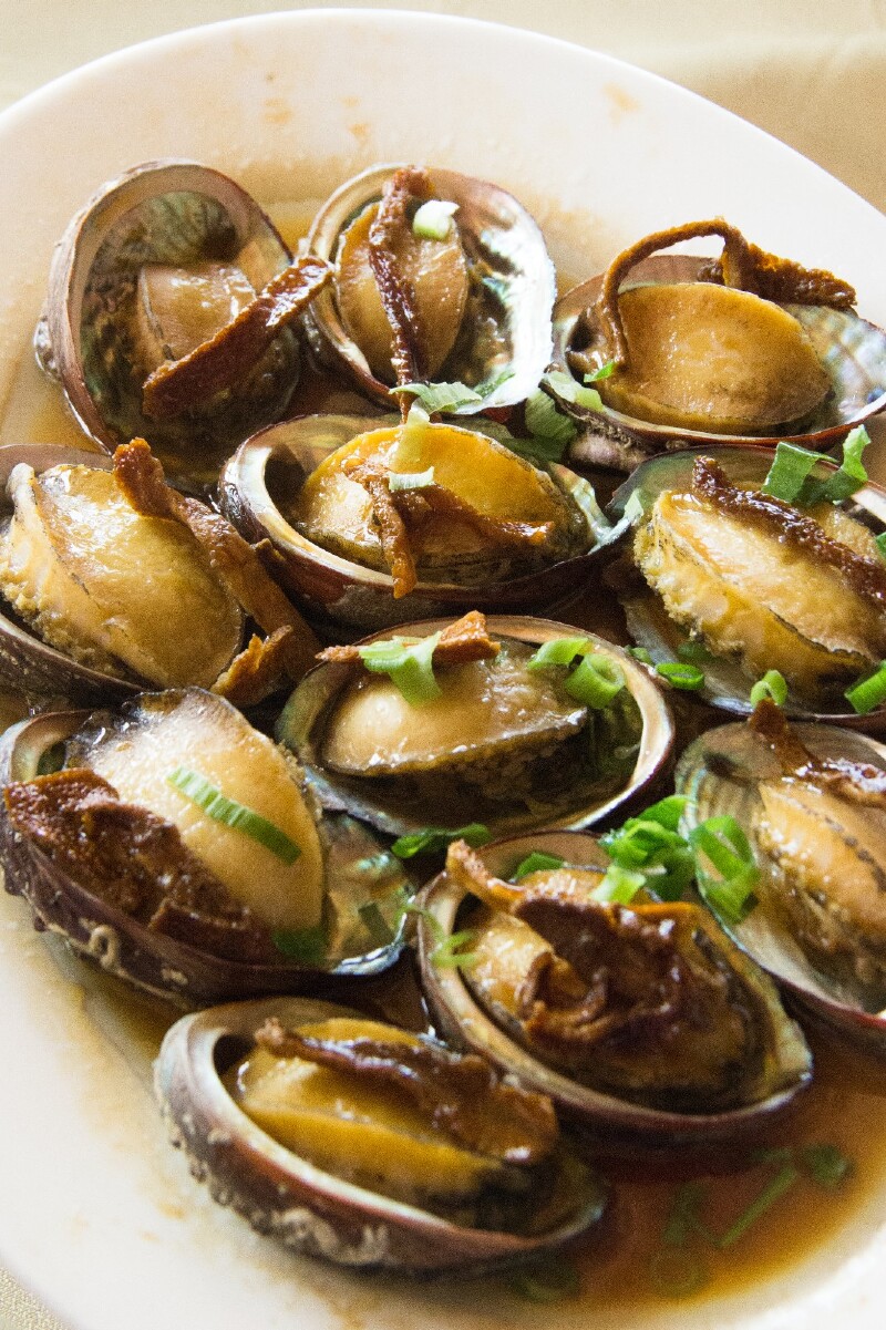 果皮蒸鲍鱼,用陈皮的果香带出鲍鱼的清甜,在咀嚼鲍鱼的同时,还会散发