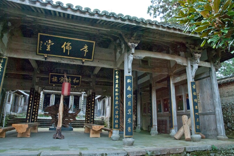 旁边还有个梅氏宗祠,门前古树参天,古色古香的土墙