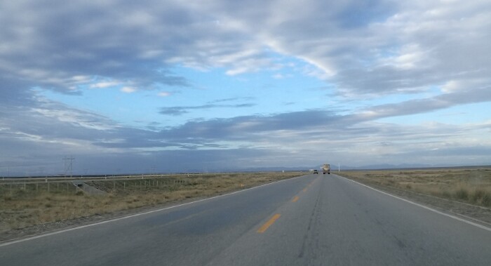 清晨,离开共和县前往玛多县,行驶在g214线.