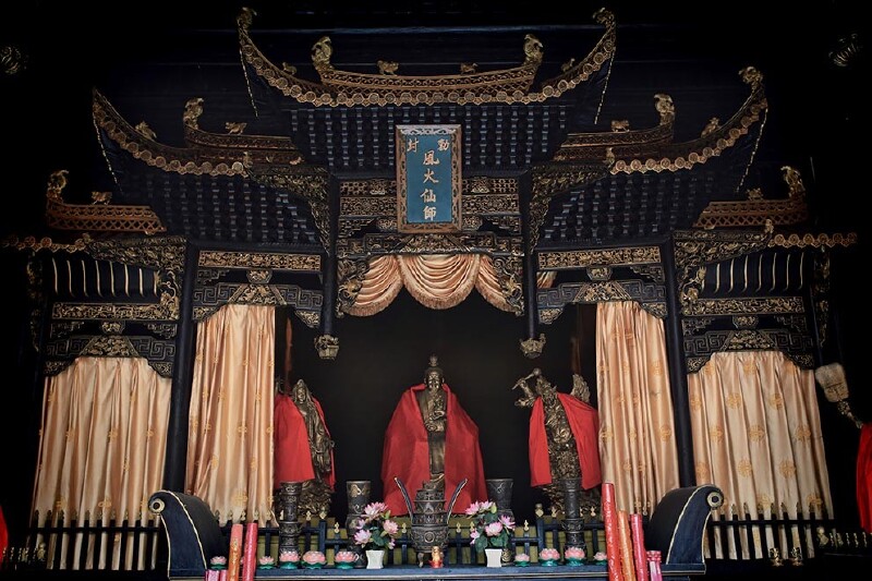 该庙是祭祀"风火神"童宾的民间俗神庙,反映了景德镇的业瓷传统与多神