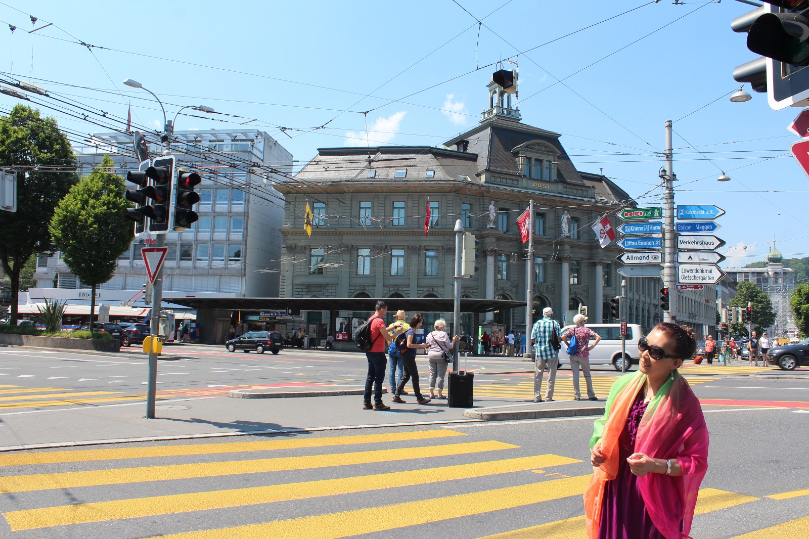 街道上能看到很多密密麻麻的电车线.