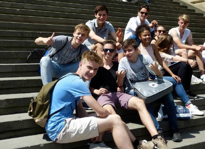 广场上帅气的德国学生