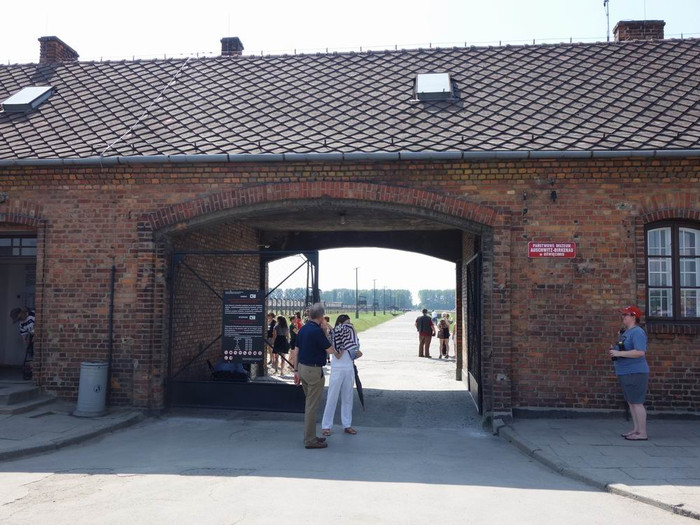 这是奥斯维辛集中营的大门,大门上讽刺地写着:arbeit macht frei