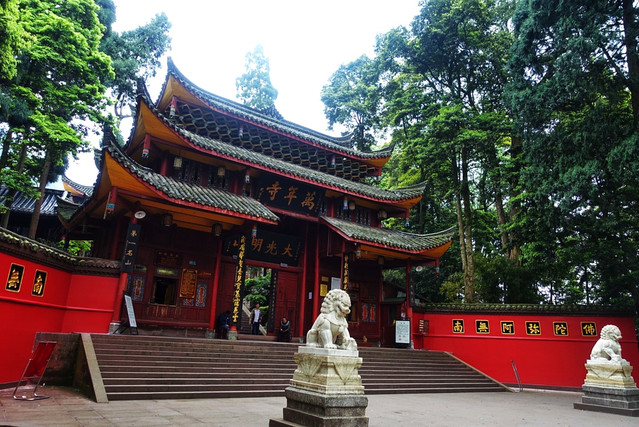 萬年寺是峨眉山八大重點寺廟之一.