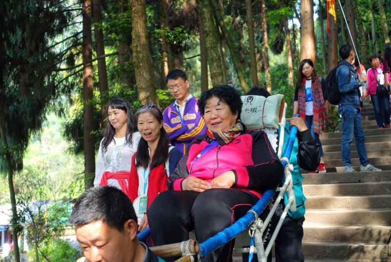 多抬一个人就多一份收入,对于坐滑竿的人来说,能轻松欣赏到峨眉山的