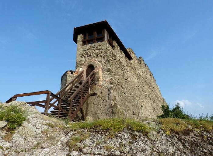 维谢格拉德自古就是兵家必争之地,高山峡谷,地势险要.