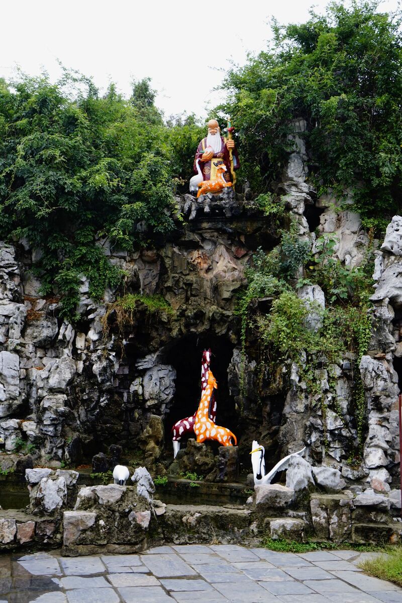 沿着水边的小路继续前行,百龙亭,龙凤路,百寿山,白雀寺等等.