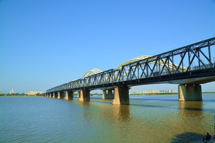 松花江上新舊2座大橋並行著,老鐵橋仍然可以走火車.