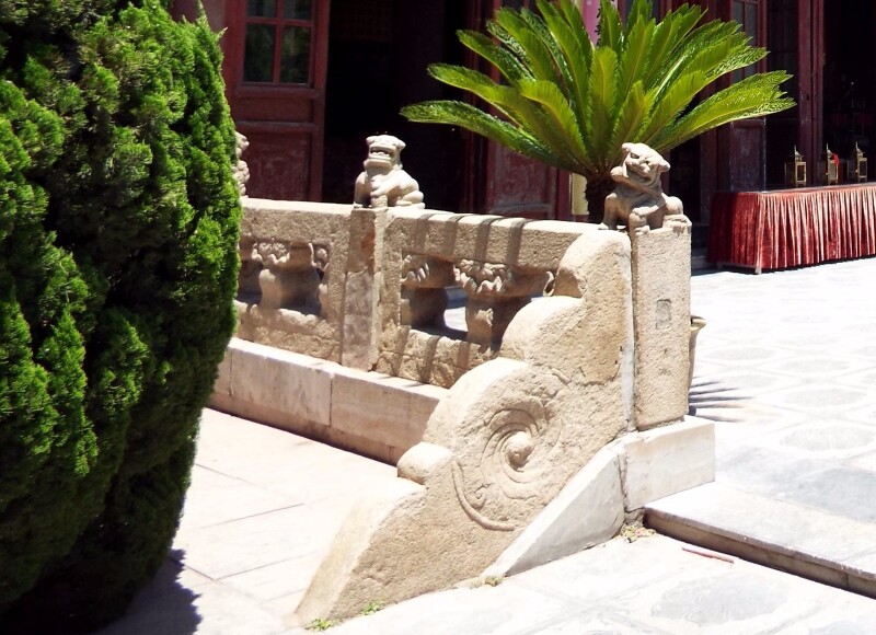 殿前月台周边58个望柱上都雕有姿态各异的小狮子,起到了烘云托月的