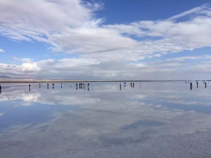 茶卡鹽湖地區海拔約3000米,要注意不能距離運動,以免產生高原反應.