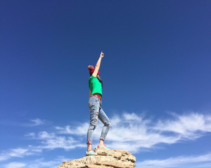 风蚀沟谷和洼地逐渐分开了孤岛状的平台小山,后者演变为石柱或石墩.