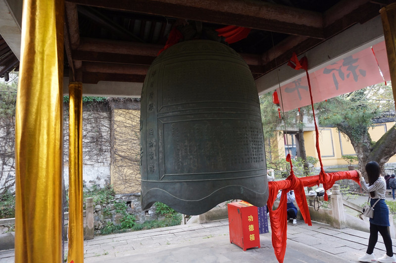 惠山寺内有一个经钟,钟上面还刻有惠山寺钟铭,游客可以体验撞钟,1次5