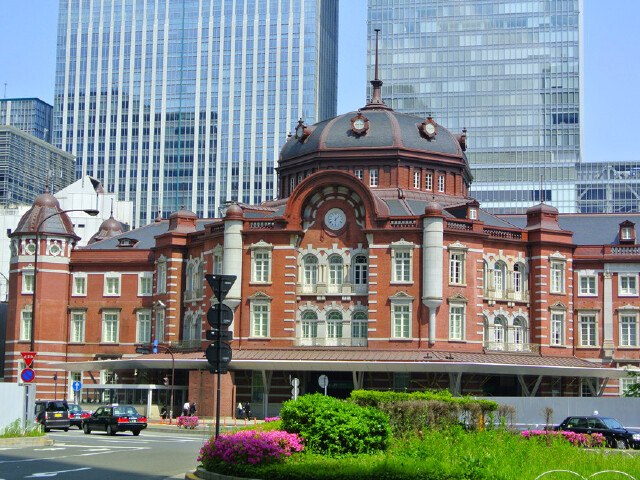 东京站有百年历史,在日本这样风格的建筑可是很罕见的,相当显眼.