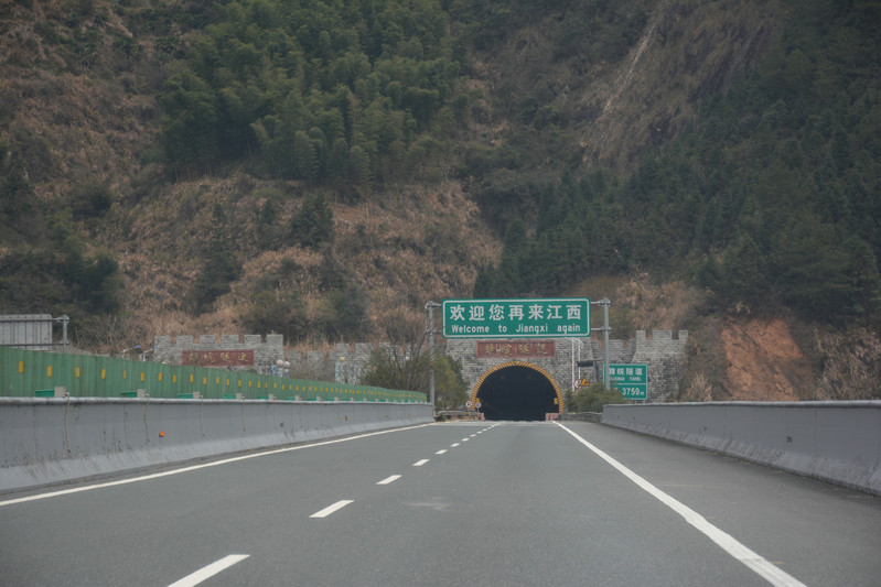 婺源思溪延村p173:看到高速上"欢迎您再来江西"的指示牌,才意识到