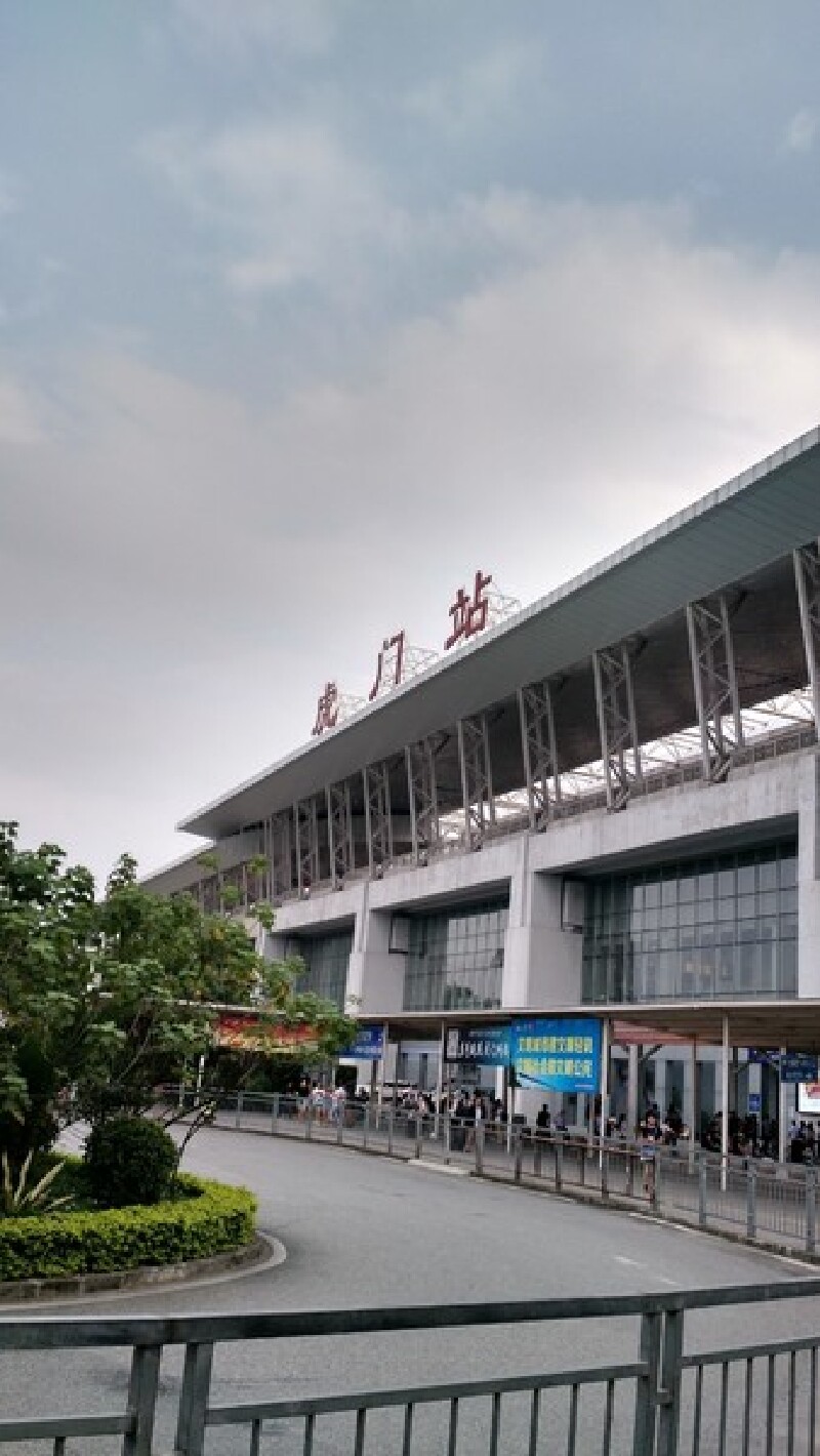 东莞已经通了地铁,其2号线从虎门高铁站通往位于石龙镇的东莞火车站