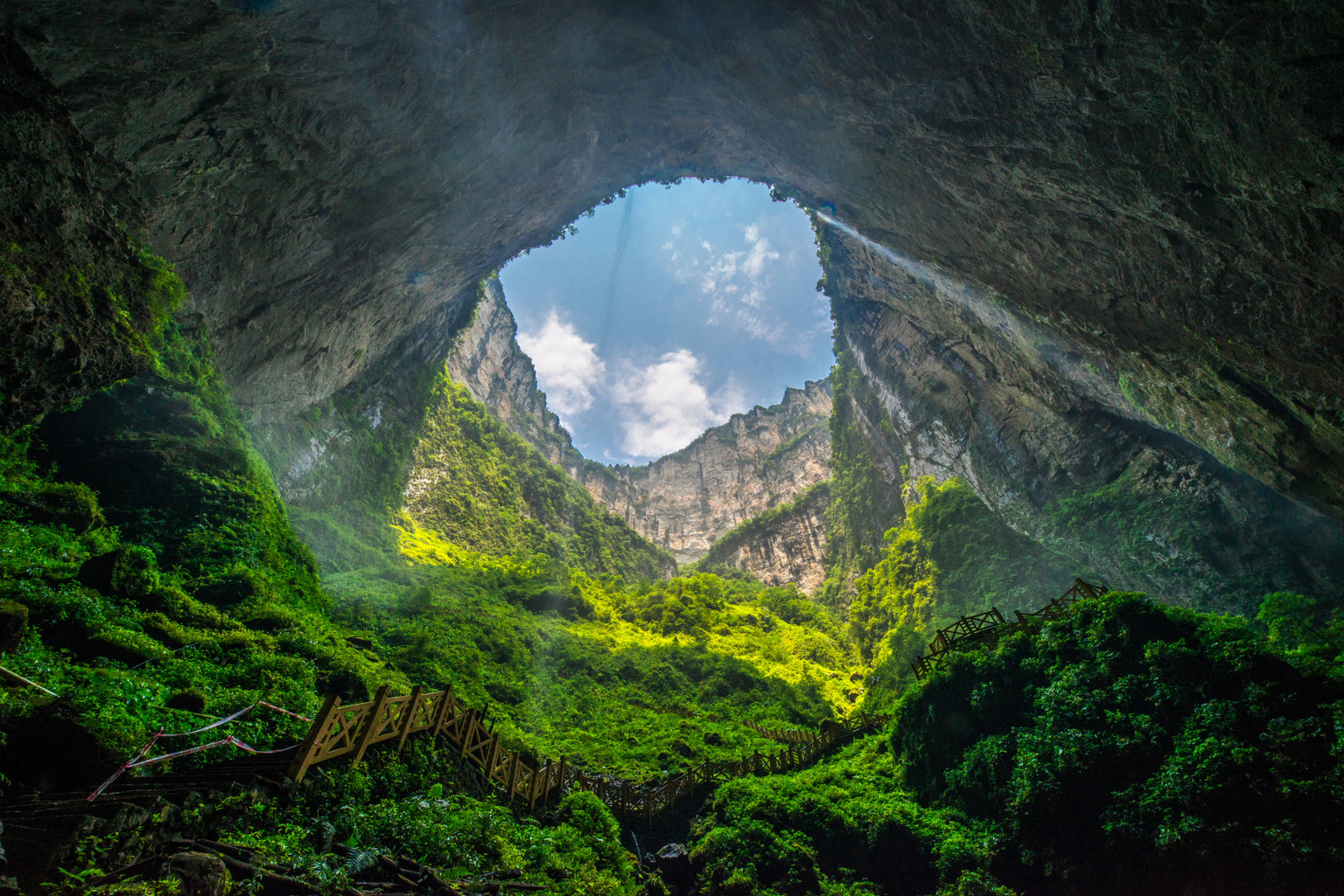 穿越奉节天坑地缝