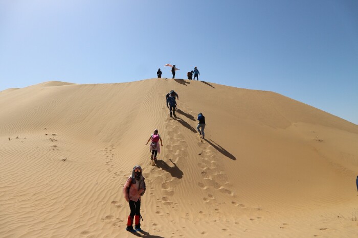 大家艰难地爬坡