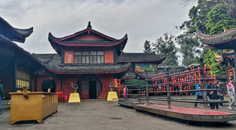 山门两边柱上那副对联"凤凰展翅朝金阙,钟磬频闻落玉阶.