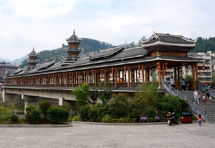 (zy35)向南走出大菜园休闲广场,就可见舞阳镇的地标建筑"风雨桥"(盘龙