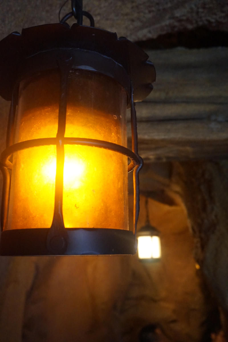 矿洞内的灯光很暗,只有矿灯的亮度,我很喜欢在矿洞内行走,昏暗的道路