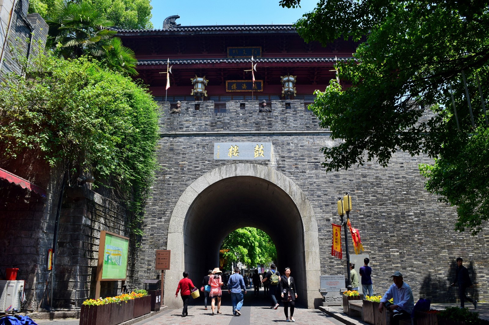 走出鼓楼城墙后,便是杭州近些年打造的旅游"新名片"――南宋皇城小镇.