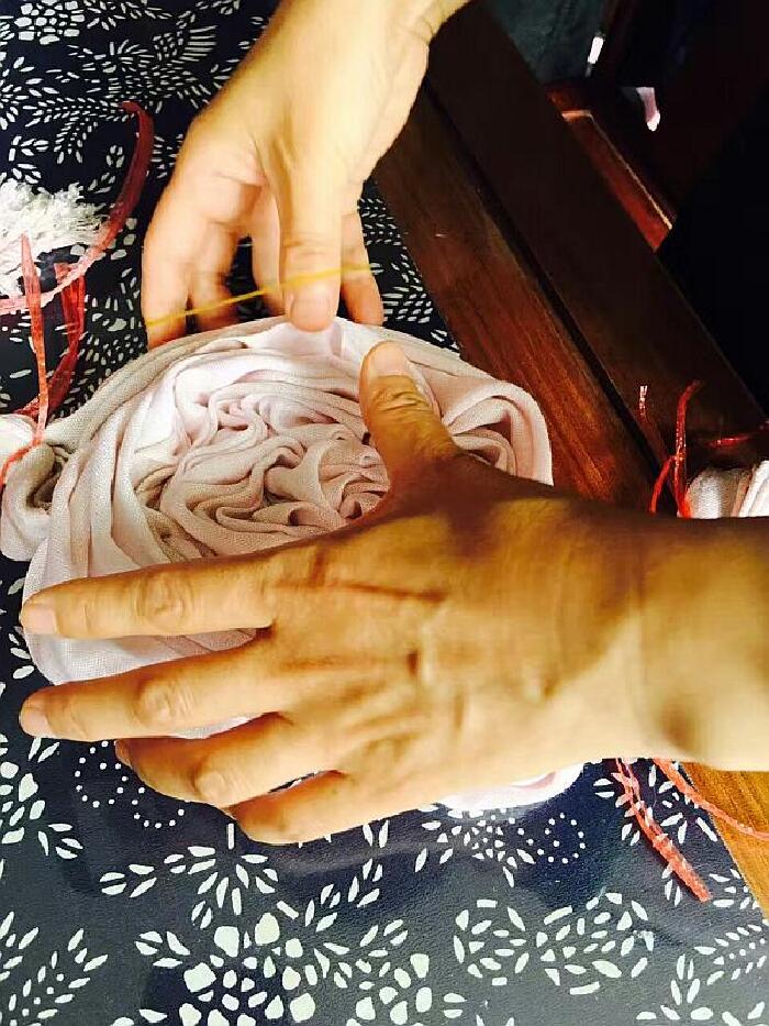 我们通过纱,线,绳等工具,亲手对织物进行扎,缝,缚,缀,夹,等多种形式