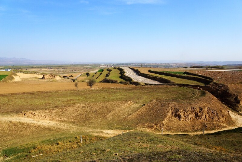 筑起了西起临三北(今甘肃山尼县)东至辽东郡(今辽宁省)的万里长城,它