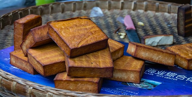 这算是我长这么大以来见过最大块的豆腐干了吧.唯独在北川.