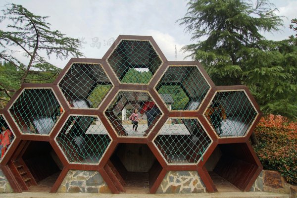 小朋友都喜欢这个硕大无比的"蜂巢",钻进"蜂巢"躺着,就能体验小蜜蜂们