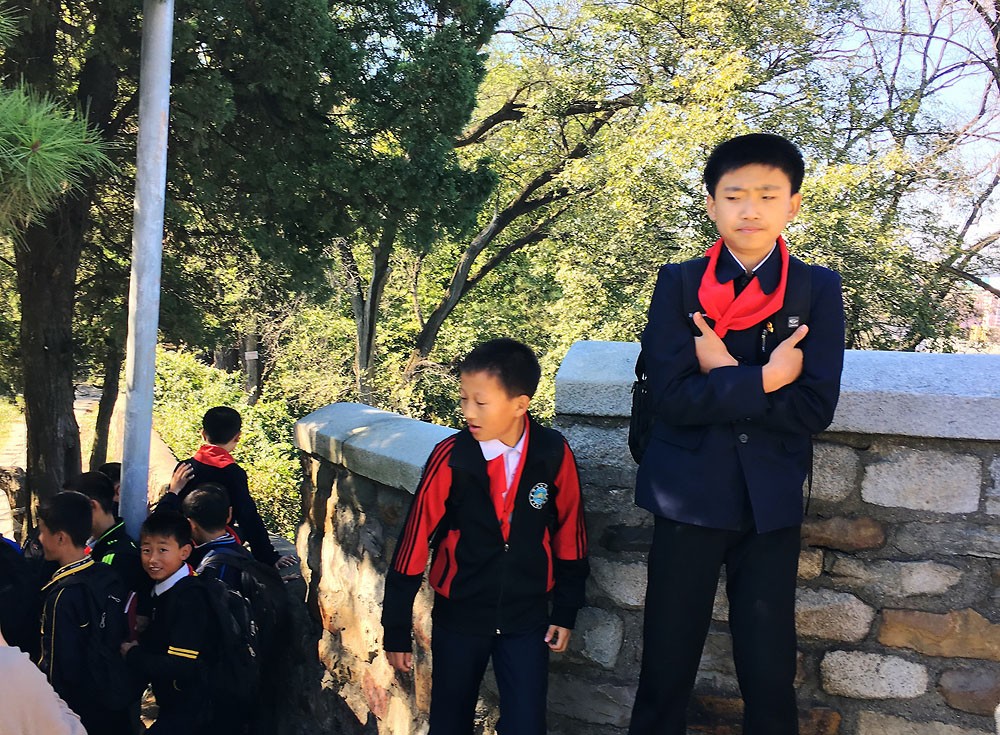 穿着校服的学生们也来游玩