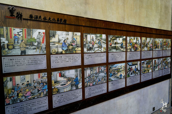 民俗文化展览馆中向游客们介绍了婺源的节日习俗和婚庆礼仪.