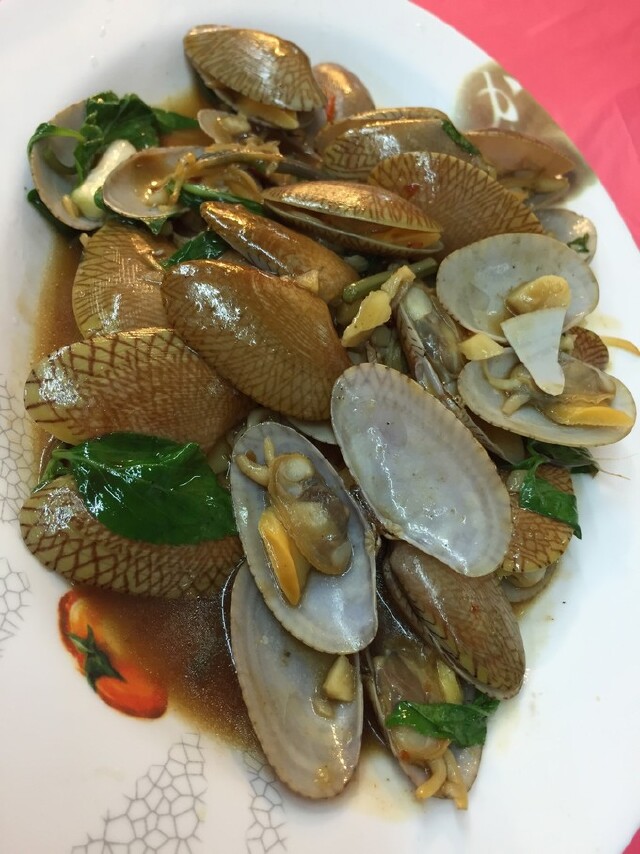 老板娘推荐我们吃的,叫【破布子炒山苏】,是