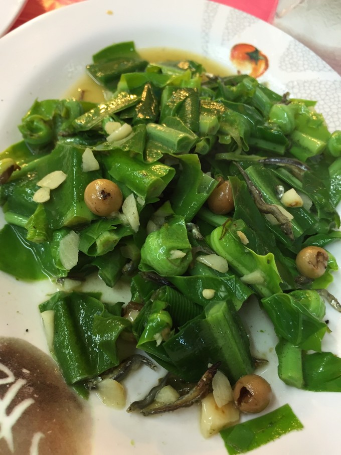 老板娘推荐我们吃的,叫【破布子炒山苏】,是台湾比较出名的蔬菜品,很