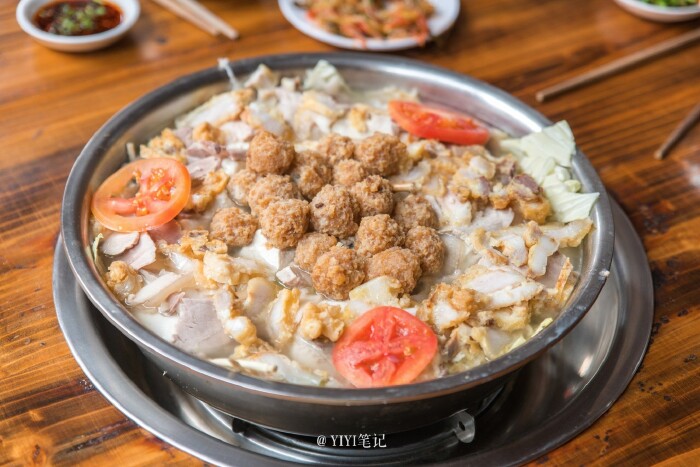 ▼荤豆花,和连锅汤差不多,类似清汤的火锅,里面有肉,有蔬菜,有豆花,挺