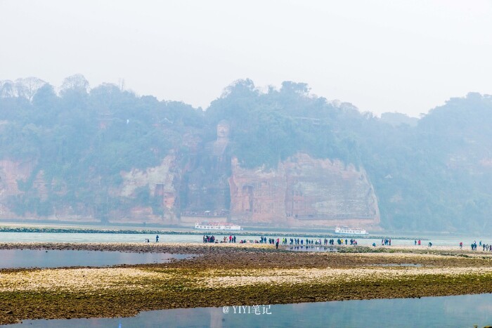太阳岛离大佛脚下其实就是一江之隔,而且冬天江面的水位很低,还能更近
