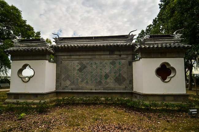 在罗星洲这样的墙壁起来到了调节风水与镇煞安宅作用的屏风随处可见的