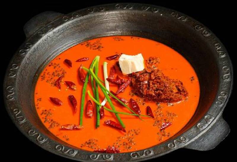 重庆火锅大多是渝派牛油火锅,即采用牛油为主要材料,加入蜀地特产的