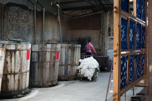 这个扎染工厂除了接待自来客还接待一些小团队,有兴趣的可以报个