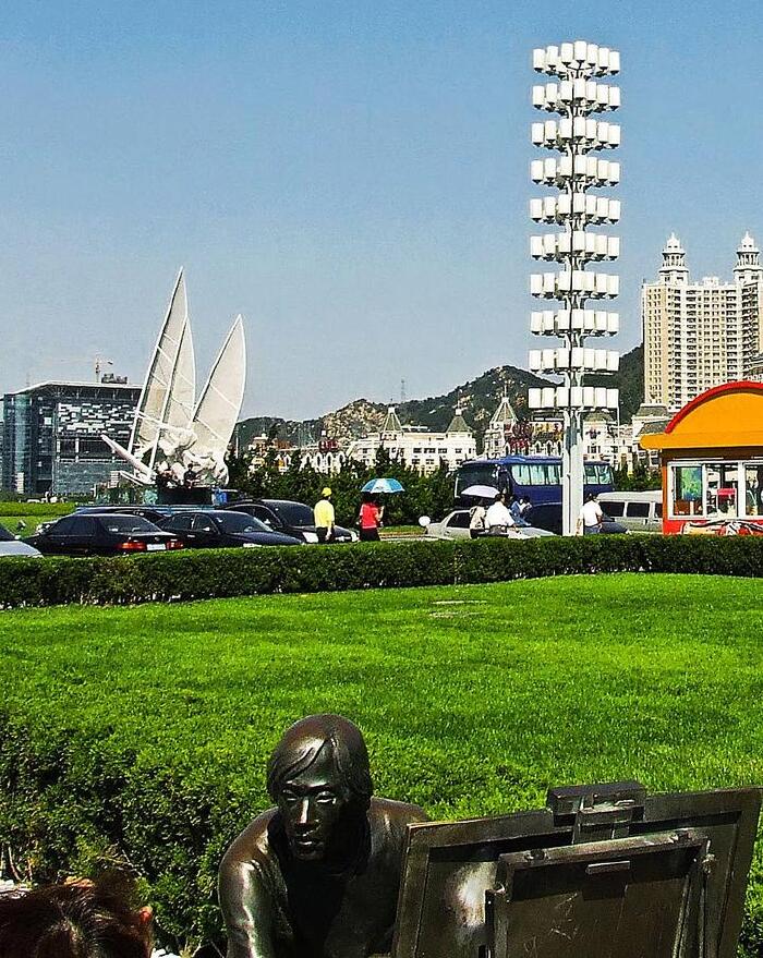 浪漫的广场,绿地,喷泉——城市建在花园里大连城市中有 1300 万平方米