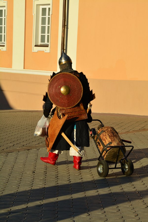 装扮成武士的扮演者.