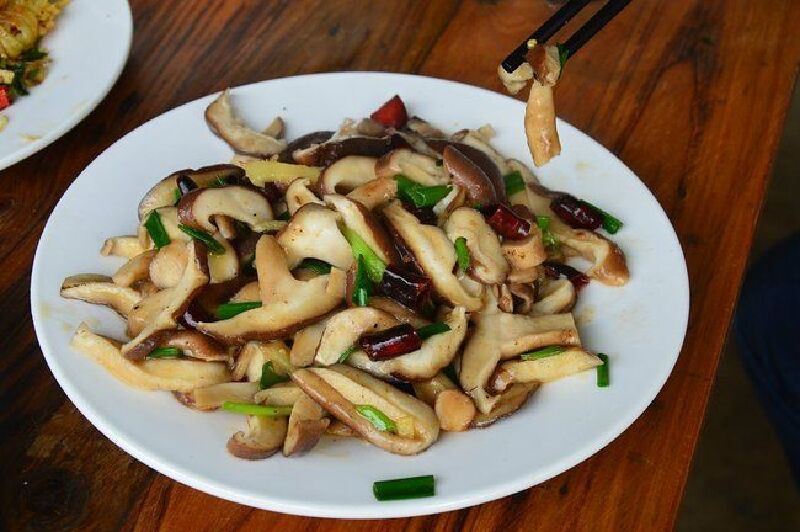 素炒香菇,云南就是蘑菇多,所以到这边多多吃蘑菇菌子